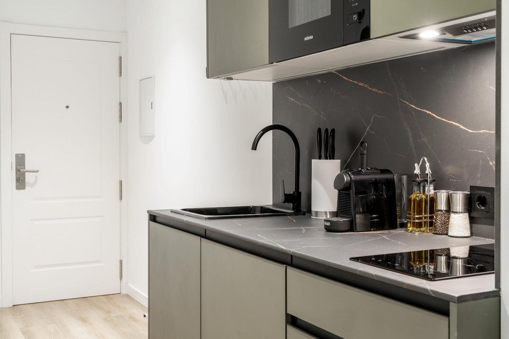 Limehome Malaga Calle Victoria الغرفة الصورة