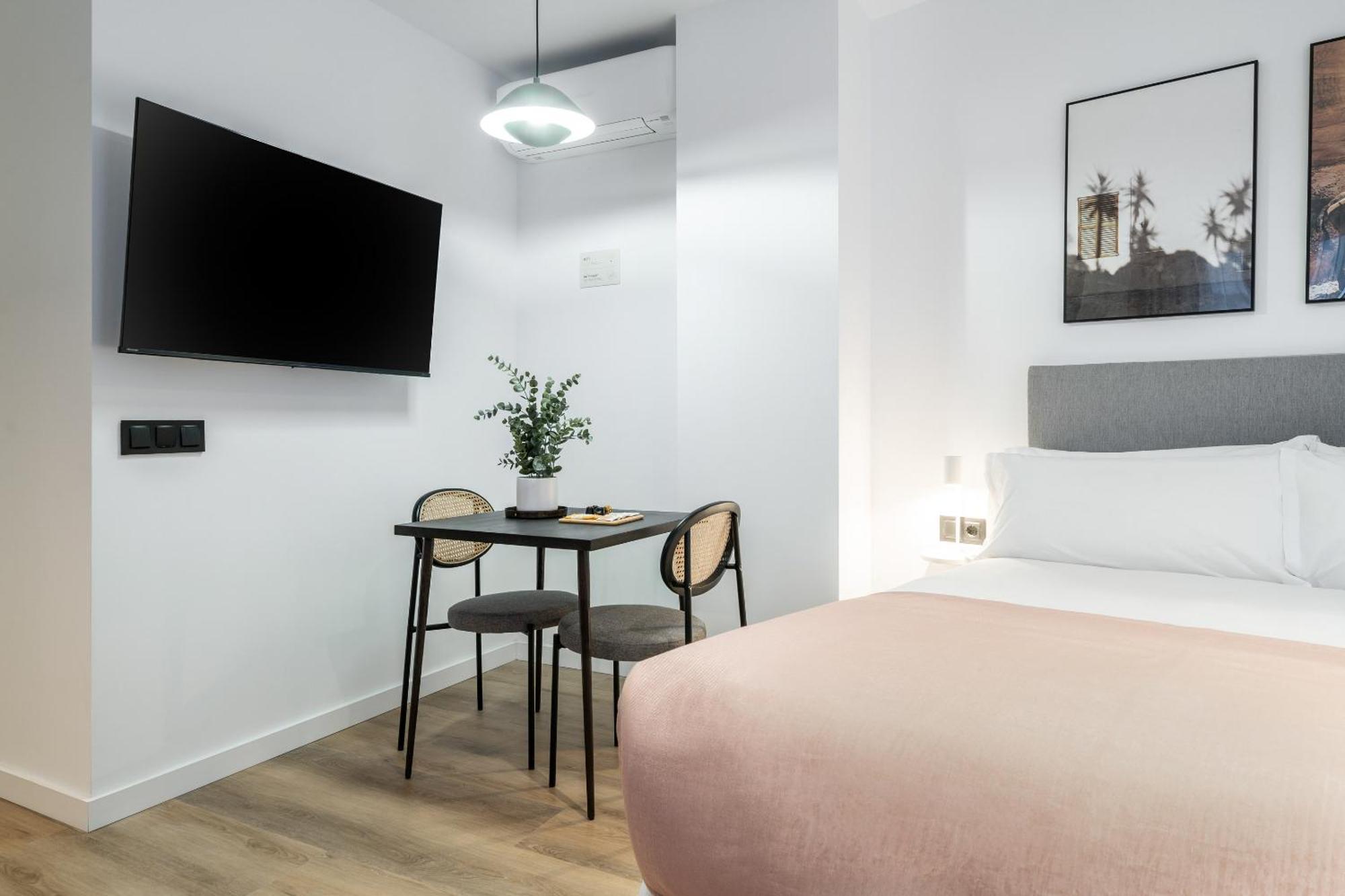 Limehome Malaga Calle Victoria الغرفة الصورة