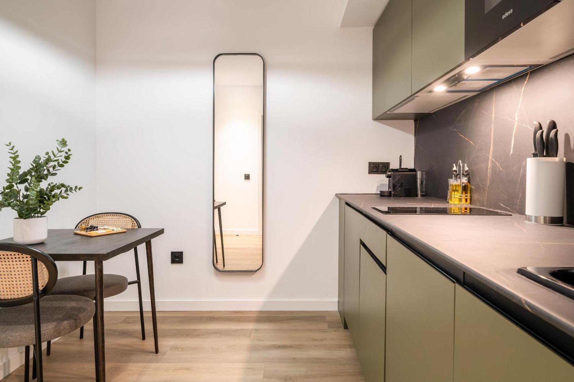 Limehome Malaga Calle Victoria الغرفة الصورة