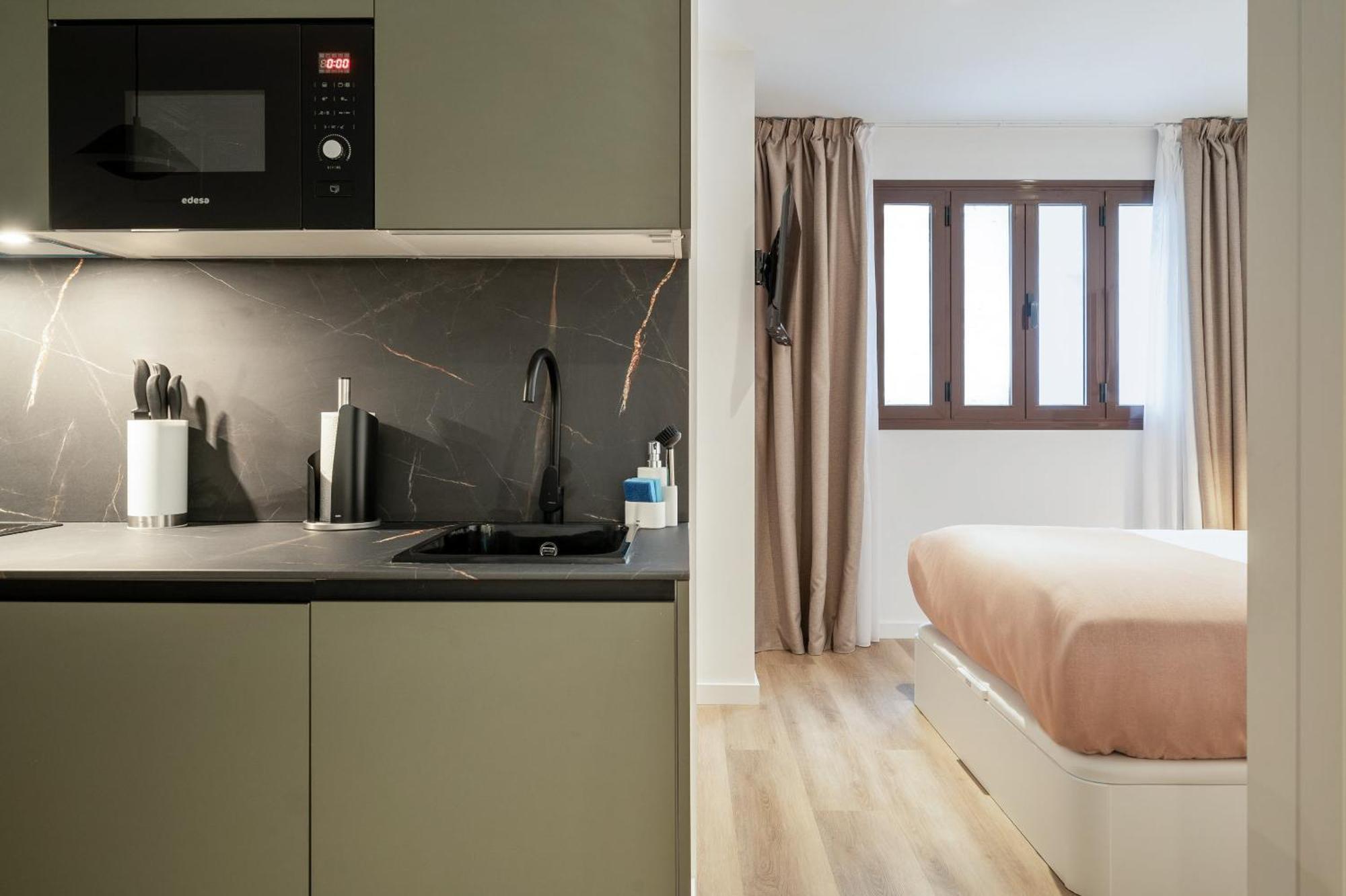 Limehome Malaga Calle Victoria الغرفة الصورة