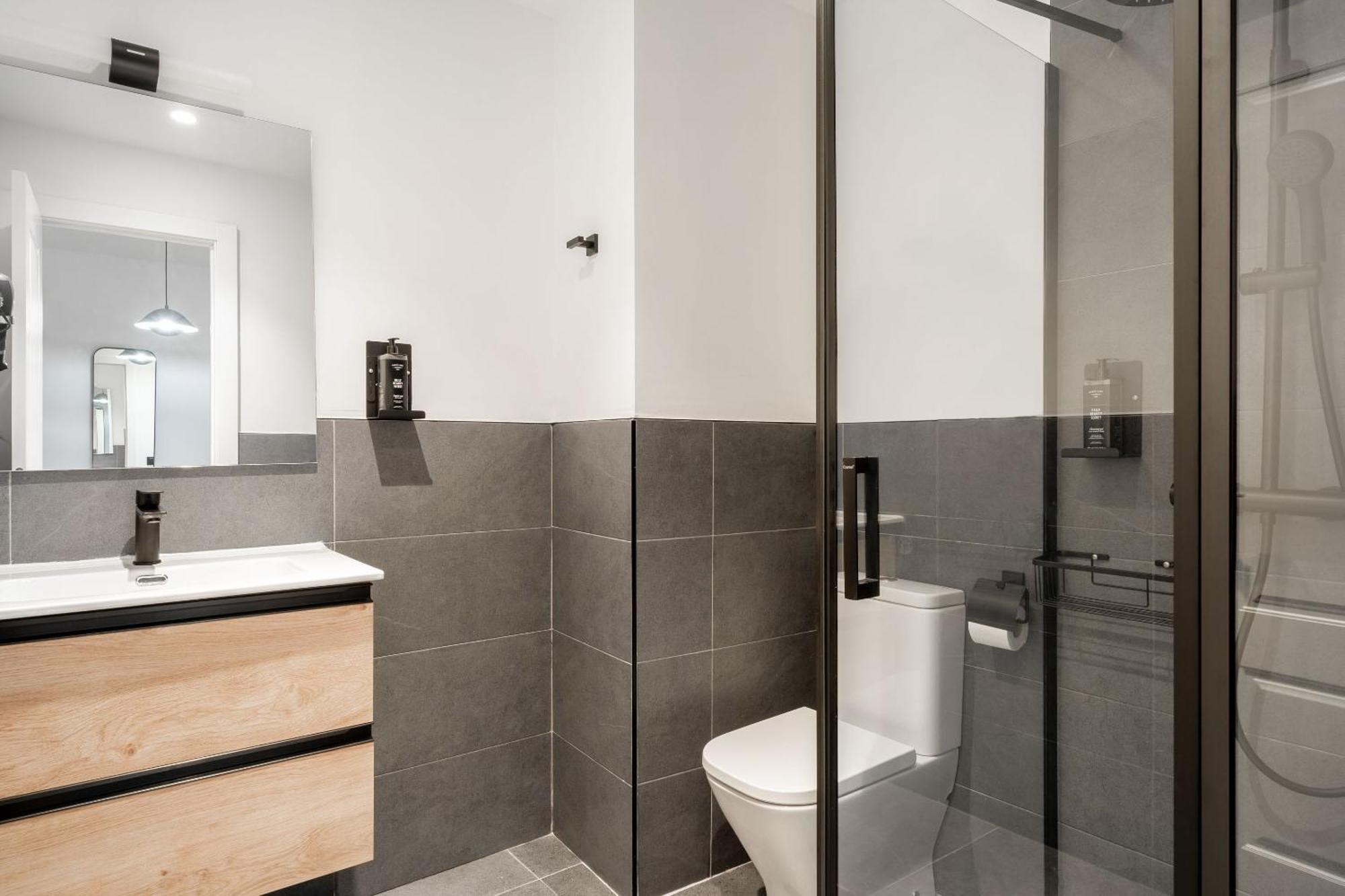 Limehome Malaga Calle Victoria الغرفة الصورة